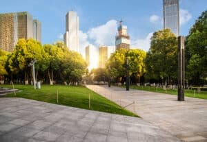 piazza con verde urbano