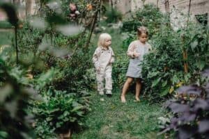 bambini controllano l'orto da parassiti